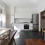 Guesthost - Industrial Design Near M4 Tolstoj * Milano